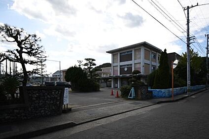 徳島市立津田小学校 徒歩942m