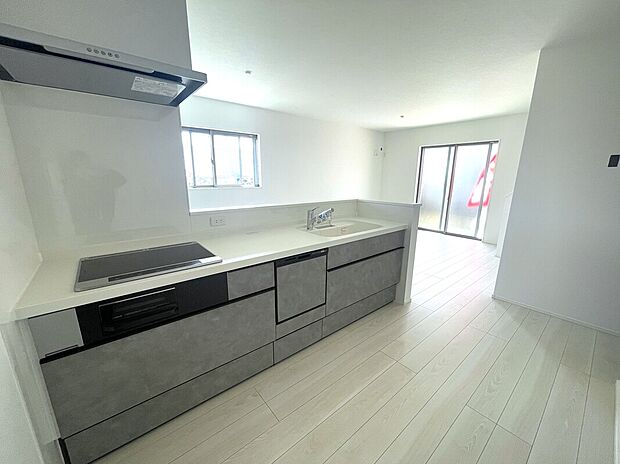 対面式キッチンは家事をしながら家族を見守り、コミュニケーションの取れる人気のスタイル。食洗器付きで洗い物の時間を削減でき、家事の負担を軽減してくれるキッチンです。※施工事例です。実物とは異なります。