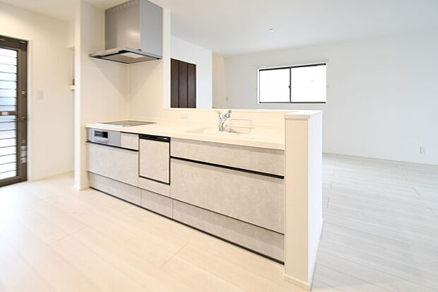 対面式キッチンは家事をしながら家族を見守り、コミュニケーションの取れる人気のスタイル。食洗器付きで洗い物の時間を削減でき、家事の負担を軽減してくれるキッチンです。※施工事例です。実物とは異なります。