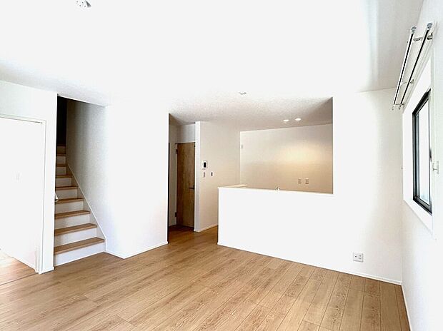 家族が集まるリビングは広々15.2帖!キッチンからもリビングが見渡せるため、どこに居ても家族を感じ、会話もはずみますね。※施工事例です。実物とは異なります。