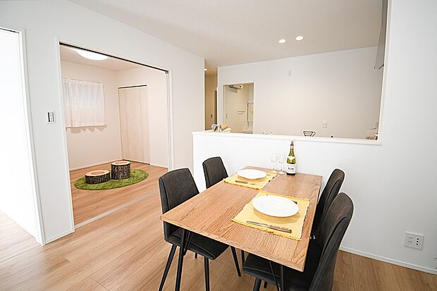 家族が集まるリビングは広々15帖！キッチンからもリビングが見渡せるため、どこに居ても家族を感じ、会話もはずみますね。※施工事例です。実物とは異なります。