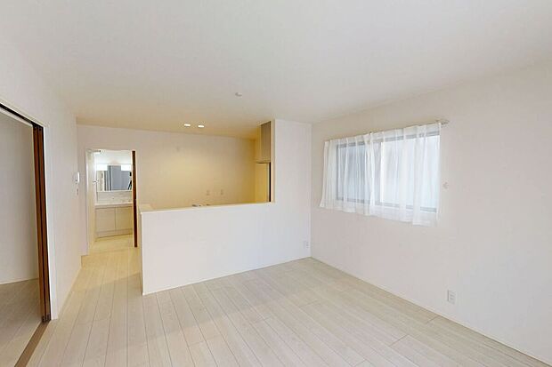 【LDK】家族が集まるリビングは広々(5)15.1帖(6)15帖！キッチンからもリビングが見渡せるため、どこに居ても家族を感じ、会話もはずみますね。