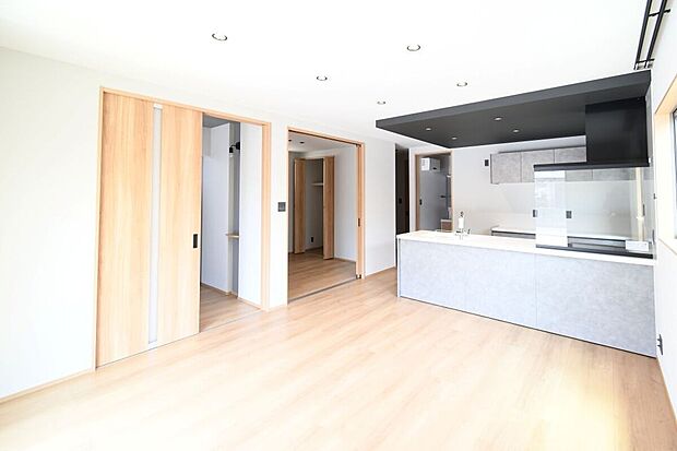 【LDK】スタイリッシュなグレークロスとブラックアクセントが映える、開放感あふれるリビング。ハイドアが空間をすっきりと魅せ、上質感あるひとときを演出します。((17)号地のみ)※画像はイメージです。