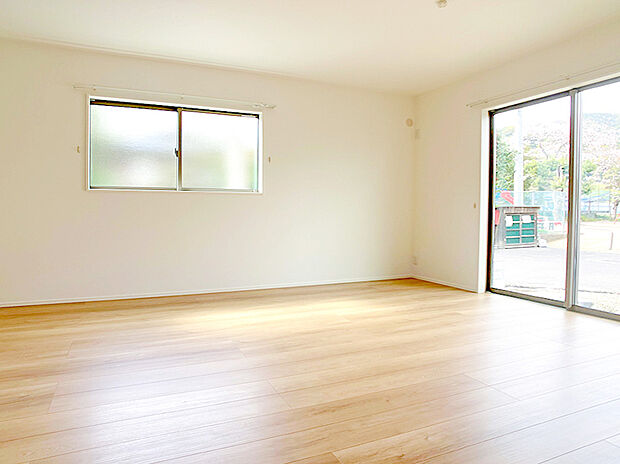 【LDK】家族が集まるリビングは広々19.2帖!キッチンからもリビングが見渡せるため、どこに居ても家族を感じ、会話もはずみますね。※施工事例です。実物とは異なります。