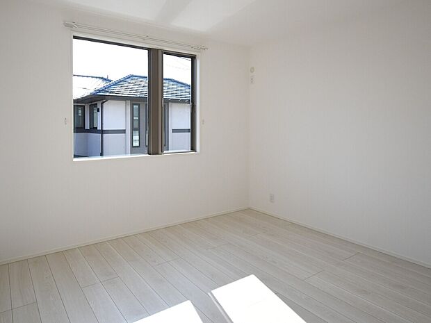 【主寝室】主寝室は広々していて安らげる空間に。バルコニーにすぐアクセスできるため、お洗濯物の片付けもらくらく♪※施工事例です。実物とは異なります。