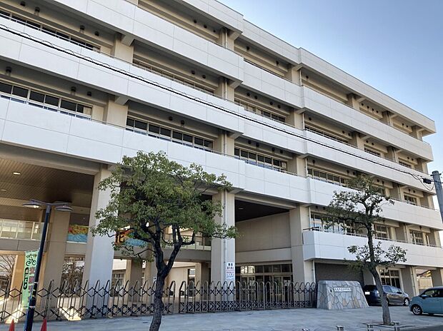 丸亀市立西中学校（約200m）