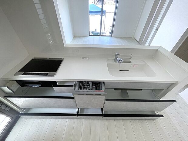 【キッチン】対面式キッチンは家事をしながら家族を見守り、コミュニケーションの取れる人気のスタイル。食洗器付きで洗い物の時間を削減でき、家事の負担を軽減してくれるキッチンです。施工事例です。実物とは異なります。