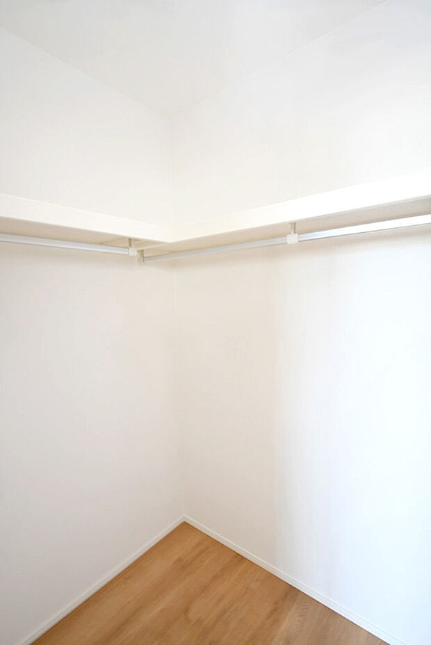 【ウォークインクローゼット】壁一面にハンガーパイプと上棚を設置。大容量収納力!季節ごとのお洋服を全てまとめてしまっておけるので、季節の変わり目にタンスの入れ替えを行う衣替えが不要になります。施工事例です((9)(11)号棟のみ)