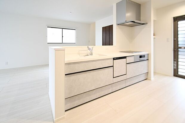 【キッチン】対面式キッチンは家事をしながら家族を見守り、コミュニケーションの取れる人気のスタイル。食洗器付きで洗い物の時間を削減でき、家事の負担を軽減してくれるキッチンです。※施工事例です。実物とは異なります。