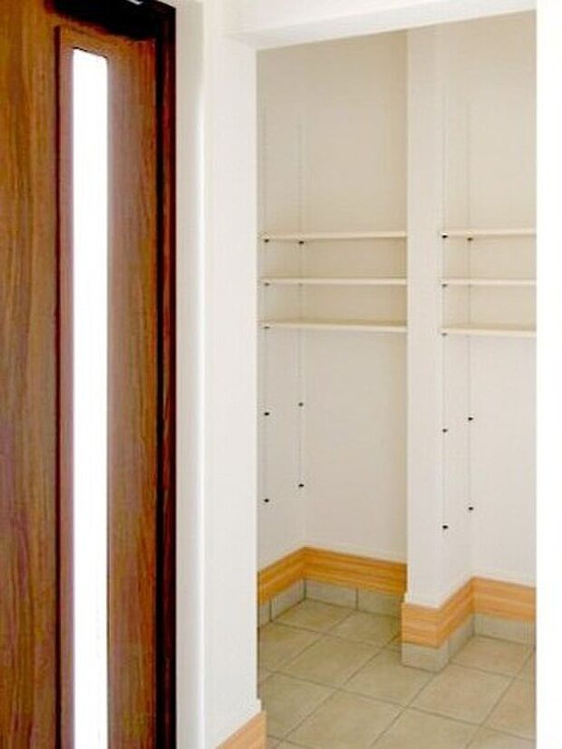 【シューズクローゼット】靴の収納はもちろん、ベビーカーやアウトドア用品など多目的収納スペースに利用できるシューズインクローク付き♪※施工事例です。実物とは異なります。(8号地のみ)