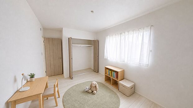 【洋室】明るい窓辺の洋室は子ども部屋にぴったり。クローゼット付きで、おもちゃも学用品もすっきり片付きます。※CGにて家具を合成しています
