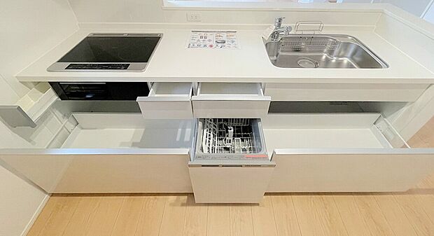 忙しい毎日を助ける食洗機で洗い物のお時間短縮!収納スペースもたっぷりでキッチン回りもスッキリ整理できます。※施工事例です。実際とは異なります。