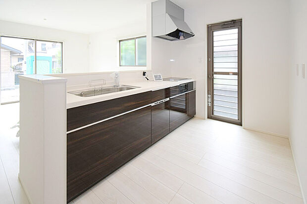 家事効率を上げる充実設備のキッチン。 食洗機とIH完備で、時短調理・後片付けもラクラク快適です。※施工事例です。実際とは異なります