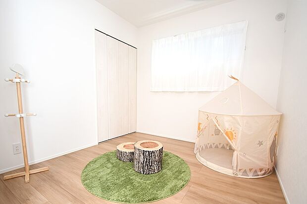 LDK横の洋室はお子様部屋にもおすすめ♪※施工事例です。実物とは異なります。家具や小物は付属いたしません。