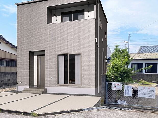 白を基調としたスタイリッシュな外観。駐車2台可能の3LDK物件です！※画像はイメージです。