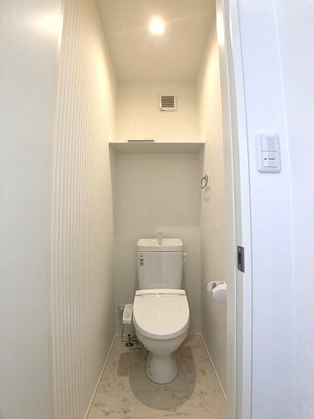 【トイレ】トイレは1階と２階の合計2か所あり、朝の慌ただしい時間帯も安心です。※施工事例です。実物とは異なります。