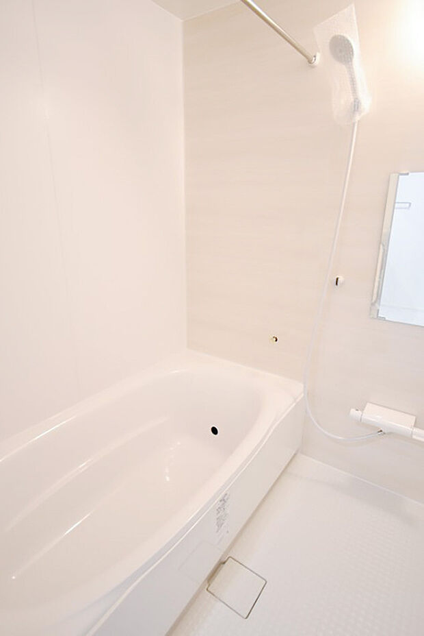 【浴室】大人が足を伸ばして入れる浴槽は、お湯が冷めにくい設計です♪ 浴室乾燥機付き！ ※施工事例です。実際とは異なります。