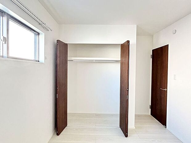 【洋室】2階には主寝室以外に2部屋確保。子供部屋やリモートワーク部屋としての使用もできます。
