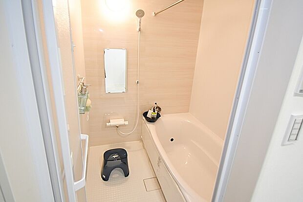 【浴室】１坪以上の広さを設けた浴室で、 ゆったりバスタイム。お子様と一緒に 入るにも充分な広さです。一日の疲れを癒せます※施工事例です。実際とは異なります。