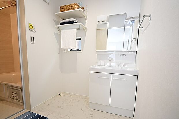 【洗面脱衣室】三面鏡の裏は収納スペースとなっており、物が多くなりがちな洗面台まわりをスッキリ保つことができます。※施工事例です。実際とは異なります。