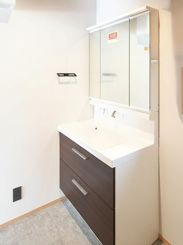 【洗面台】ホテルライクな洗面化粧台。三面鏡の裏に収納できるので、洗面回りの清潔感をキープできます♪※施工事例です。実際とは異なります。