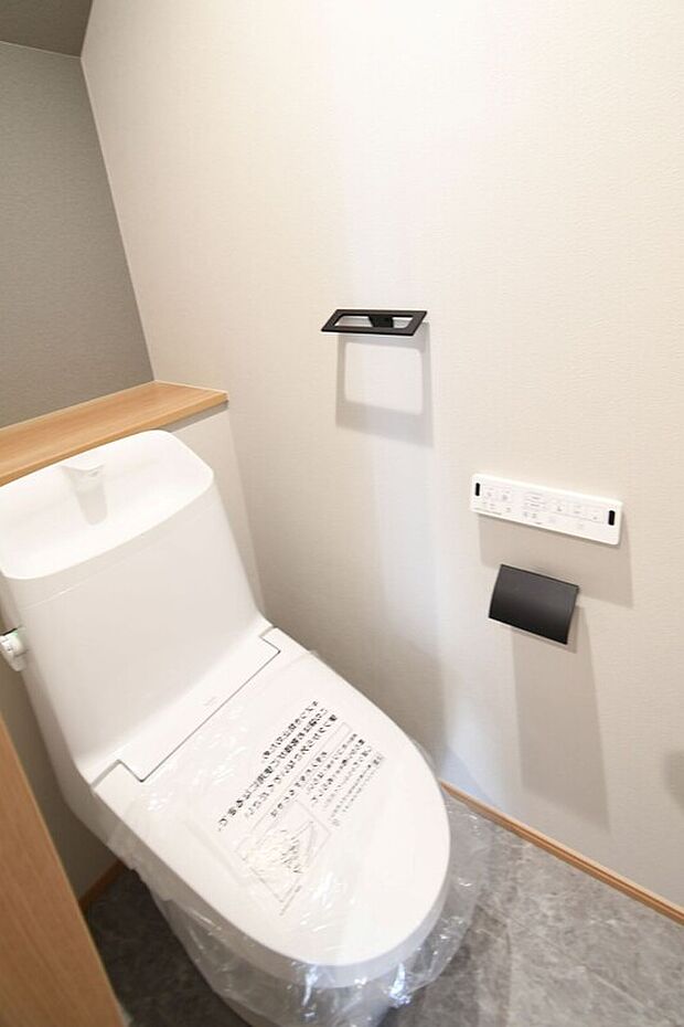 【トイレ】新素材により、気になる便座もサッとひとふきでキレイになります。ブラックのアクセントがポイント！2階にもトイレがあるので、夜間や朝のバタバタする時間でも安心です♪※施工事例です。実際とは異なります。