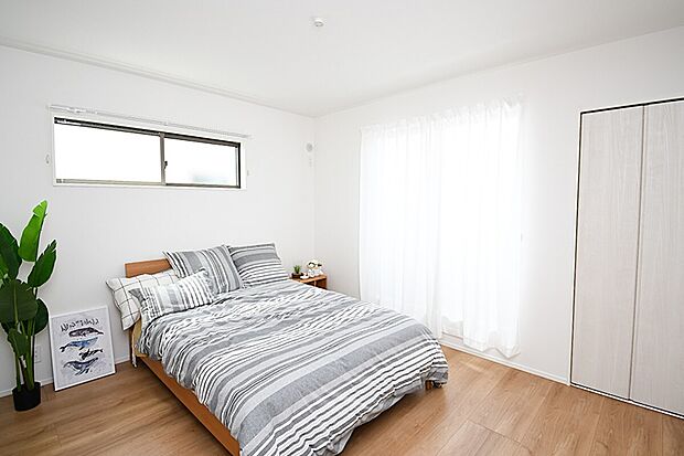 【寝室】主寝室は広々していて安らげる空間に。バルコニーにすぐアクセスできるため、お洗濯物の片付けもらくらく♪※施工事例です。実際とは異なります。