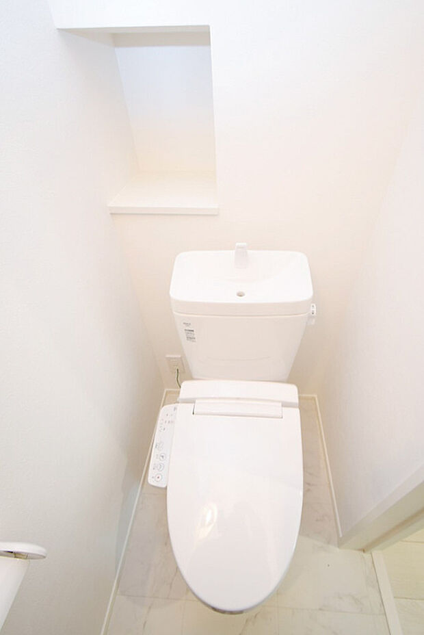 【トイレ】温水洗浄便座トイレ。新素材により、気になる便座もサッとひとふきでキレイになります。 ※施工事例です。実際とは異なります。