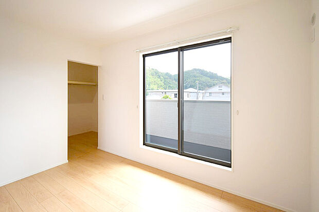 【寝室】(11号棟)主寝室は広々していて安らげる空間に。バルコニーにすぐアクセスできるため、お洗濯物の片付けもらくらく♪※施工事例です。実際とは異なります。

