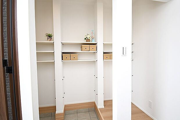 【シューズクローゼット】【14号棟】大容量の土間収納を設置。靴はもちろん、べビーカーや 趣味の道具を置いておくのにも便利です♪※施工事例です。実際とは異なります。