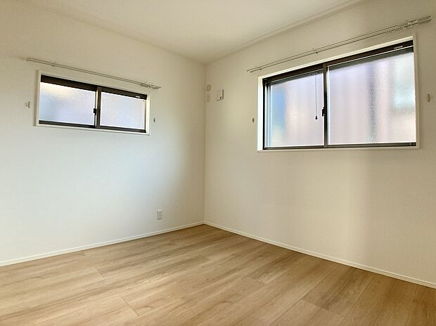 【洋室】2階は主寝室の他に2室!お子様の部屋や趣味の部屋にすることで主寝室回りがスッキリします♪在宅勤務用のオフィス部屋にも! ※施工事例です。実際とは異なります。