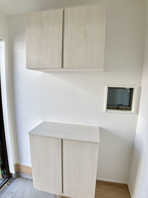 【玄関】シューズボックスは上下に分かれているので棚に小物が置けます♪棚は可動式なので、靴の高さに合わせて調整できます♪※施工事例です。実際とは異なります。