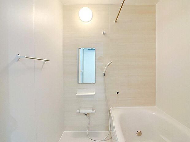 【浴室】1日の疲れをほぐすバスルームはダブル保温構造でお湯が冷めにくいのがポイント。浴室暖房乾燥機付き！
※施工事例です。実際とは異なります。