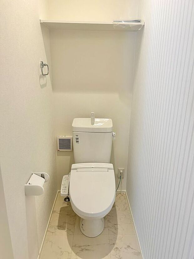 【トイレ】温水洗浄便座トイレ。新素材により、気になる便座もサッとひとふきでキレイになります。 ※施工事例です。実際とは異なります。