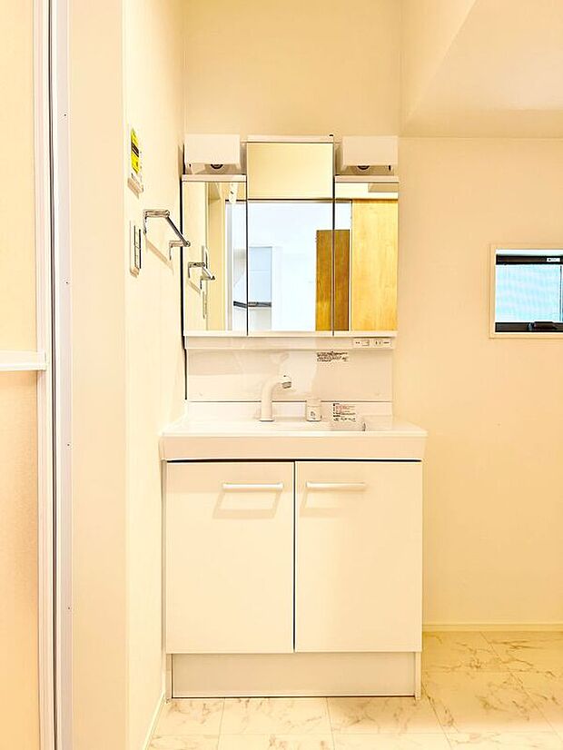 【洗面】鏡面裏収納には毎日使う日用品や家電などをしまっておけるので、身支度の時もサッと使えて便利です。窓付きで湿気対策もバッチリ!※施工事例です。実際とは異なります。