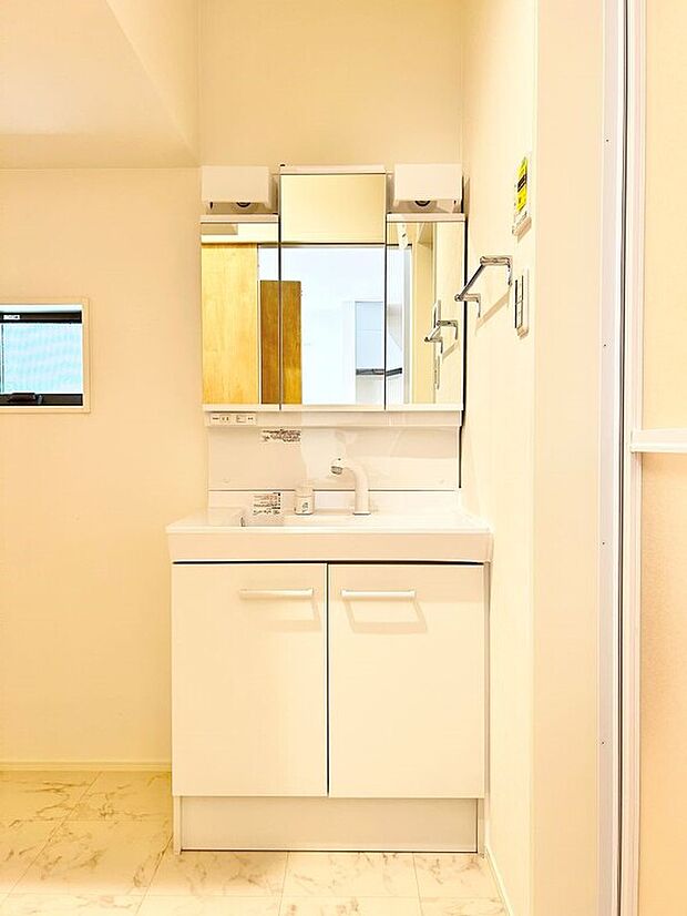 【洗面】鏡面裏収納には毎日使う日用品や家電などをしまっておけるので、身支度の時もサッと使えて便利です。窓付きで湿気対策もバッチリ！※施工事例です。実際とは異なります。
