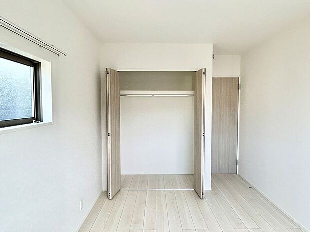 【洋室】2階は主寝室の他に2室!お子様の部屋や趣味の部屋にすることで主寝室回りがスッキリします♪在宅勤務用のオフィス部屋にするのもいいですね! ※施工事例です。実際とは異なります。