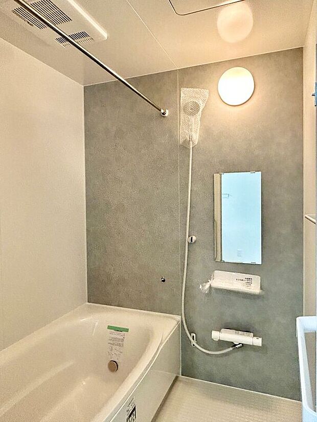 【浴室】1坪以上の広さを設けた浴室で、 ゆったりバスタイム。お子様と一緒に 入るにも充分な広さです。一日の疲れを癒せます。※施工事例です。実際とは異なります。