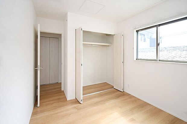 【洋室】2階は主寝室の他に2室！お子様の部屋や趣味の部屋にすることで主寝室回りがスッキリします♪在宅勤務用のオフィス部屋にも！ ※画像はイメージです