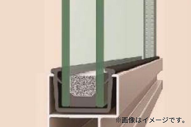 【Low-E複層ガラス】遮熱性にも断熱性にも優れています。 断熱はもちろんのこと、明るさを採り込みながらも西日対策や紫外線による色あせ防止にも効果的です。