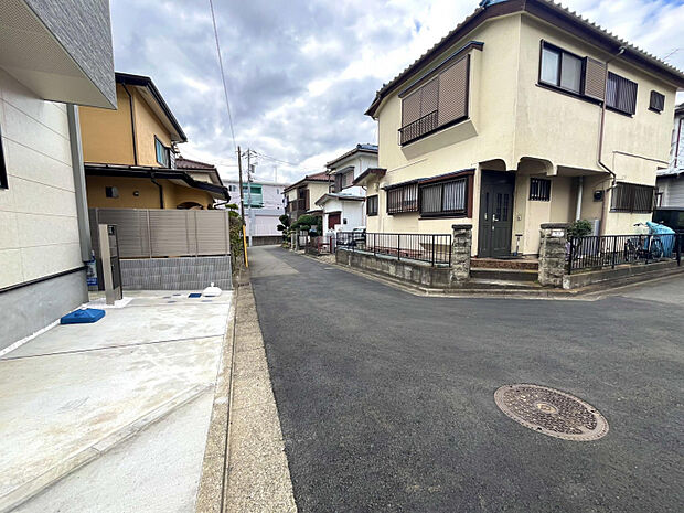 曲がり角に位置しているため、実際の道幅よりゆとりがあります。　