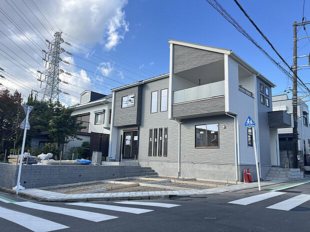 南道路に面し、日当たり良好!明るく開放的な住まいで、毎日が心地よい空間に。カースペース2台分完備で、ご家族や来客にも便利です。