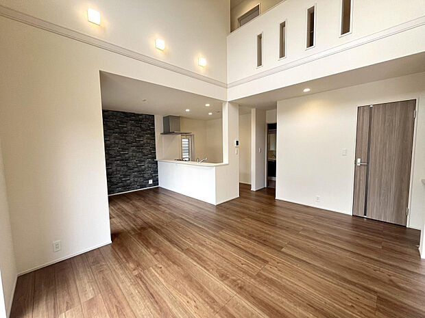 南向きの明るい住まいで、家族の時間をもっと楽しく。吹き抜けのあるリビングは開放感たっぷり！センスの光るアクセントクロスが、おしゃれな雰囲気を演出します。　