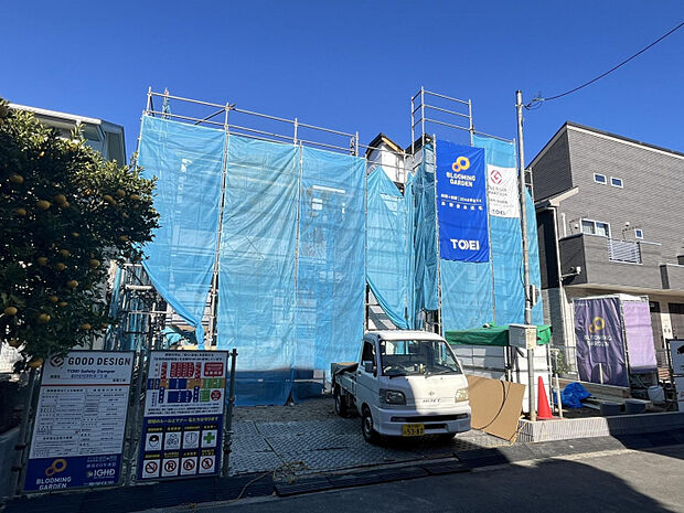 南道路に面し、日当たり良好！明るく開放的な住まいで、毎日が心地よい空間に。カースペース2台分完備で、ご家族や来客にも便利です。　