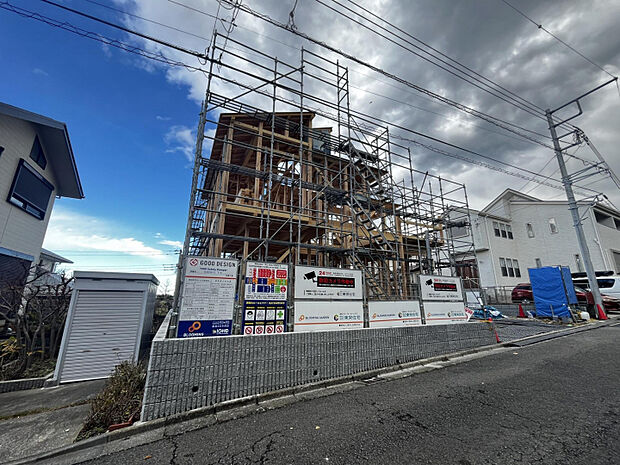 駐車スペース5台、デザイン階段といった敷地にゆとりがあるからこそできたプランです。ご覧いただければ建売っぽくないの意味が分かります。