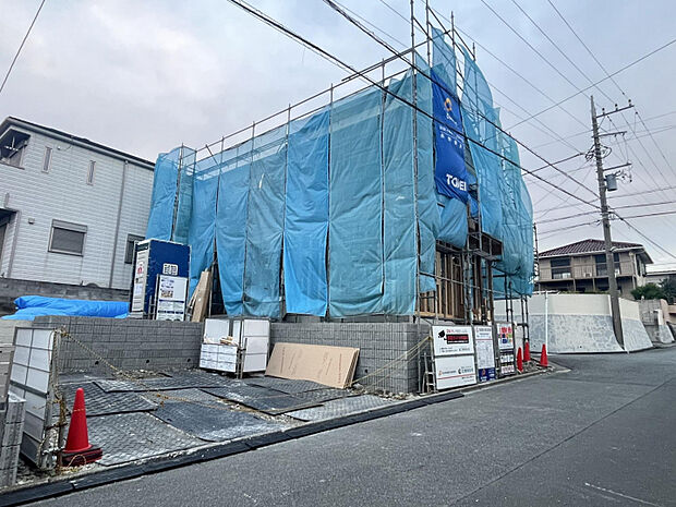 落ち着いた生活道路に面した物件。車通りが少ないため、小さなお子様がいるご家庭にも安心。駐車もスムーズに行えます。