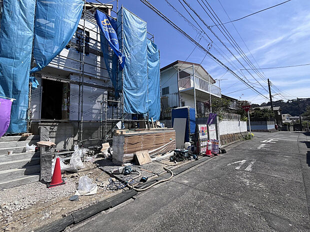 前面道路は交通量が少ない落ち着いた生活道路。車の出し入れもスムーズに行えるゆとりあるスペースを確保しています。静かな環境で、快適な暮らしを実現できる立地です。