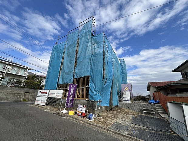 2方向から光と風が抜ける北西角地。庭先6mのゆったり設計。