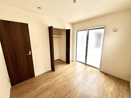 約5.25帖の洋室には掃き出し窓を設け、自然光がたっぷり差し