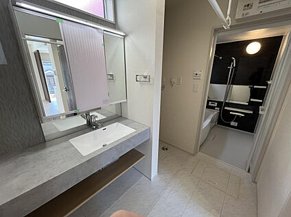 ワイド仕様でオシャレ＆便利なスマートサニタリー